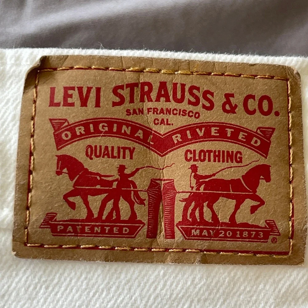 Levi Strauss & Co Women's‎ White Denim Mid Legnth Shorts Mid Rise W31